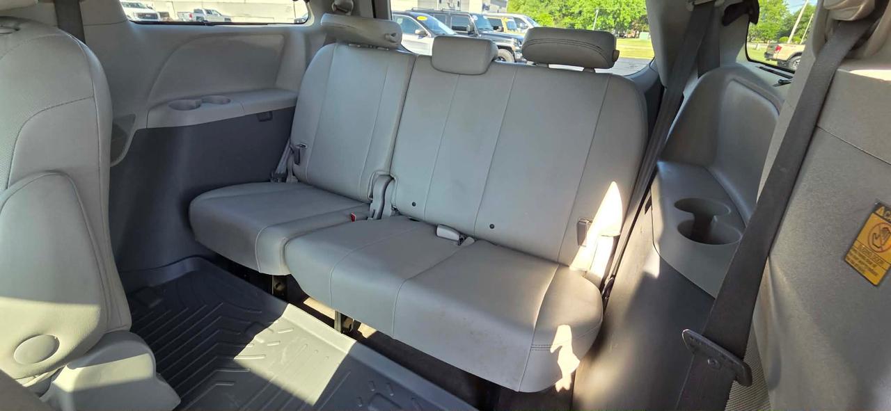 Toyota Sienna 5dr 7-Pass Van V6 XLE AAS FWD (Natl) 2013