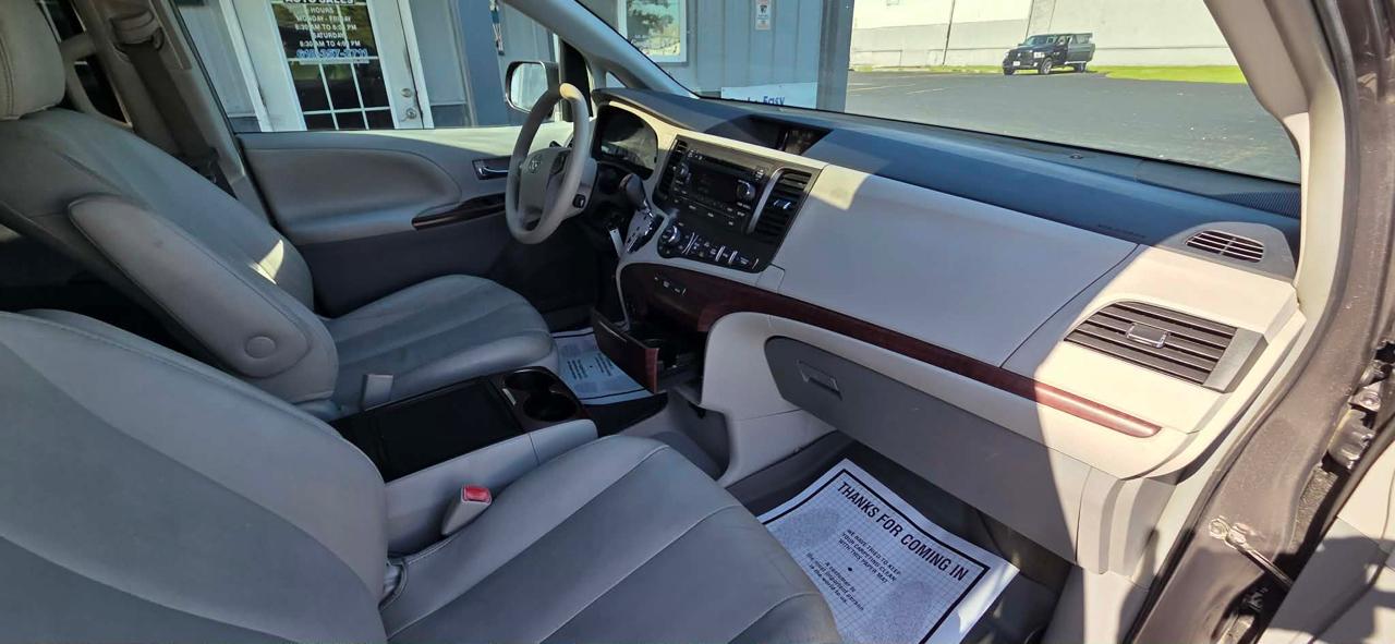 Toyota Sienna 5dr 7-Pass Van V6 XLE AAS FWD (Natl) 2013