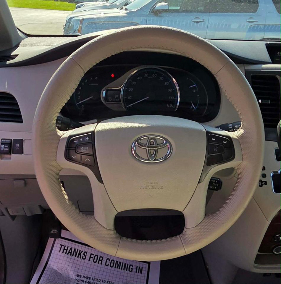 Toyota Sienna 5dr 7-Pass Van V6 XLE AAS FWD (Natl) 2013