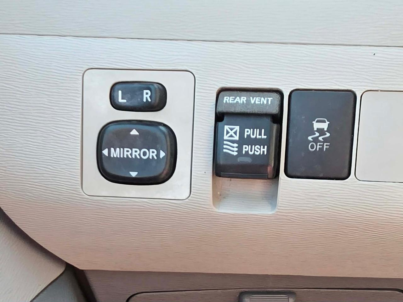 Toyota Sienna 5dr 7-Pass Van V6 XLE AAS FWD (Natl) 2013