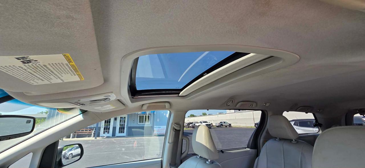 Toyota Sienna 5dr 7-Pass Van V6 XLE AAS FWD (Natl) 2013