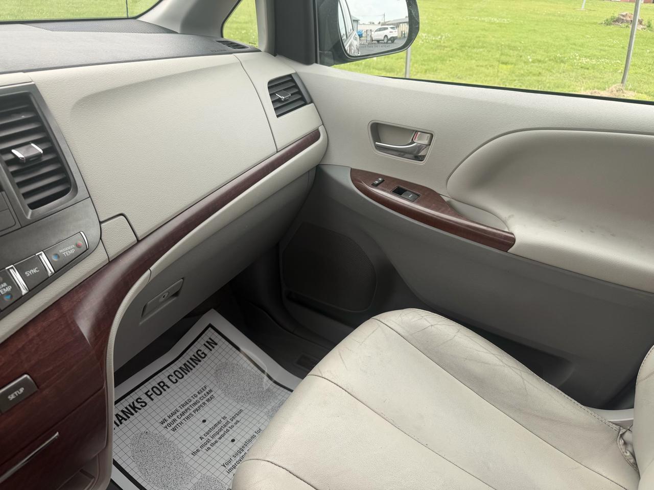 Toyota Sienna 5dr 7-Pass Van V6 XLE AAS FWD (Natl) 2013