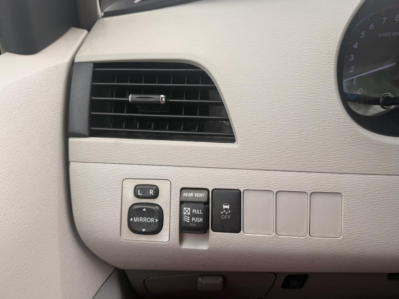 Toyota Sienna 5dr 7-Pass Van V6 XLE AAS FWD (Natl) 2013