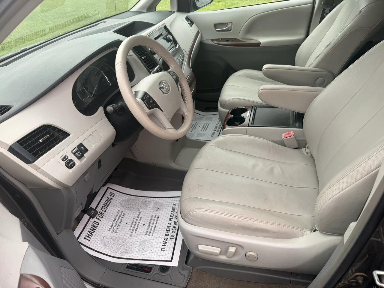 Toyota Sienna 5dr 7-Pass Van V6 XLE AAS FWD (Natl) 2013