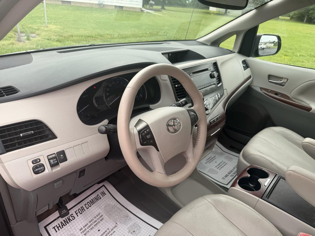 Toyota Sienna 5dr 7-Pass Van V6 XLE AAS FWD (Natl) 2013