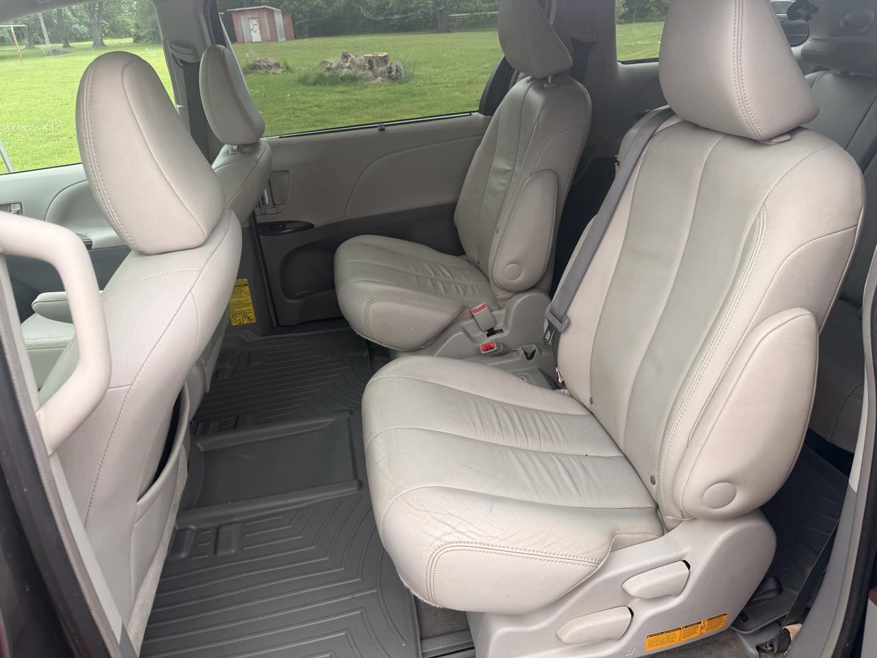 Toyota Sienna 5dr 7-Pass Van V6 XLE AAS FWD (Natl) 2013