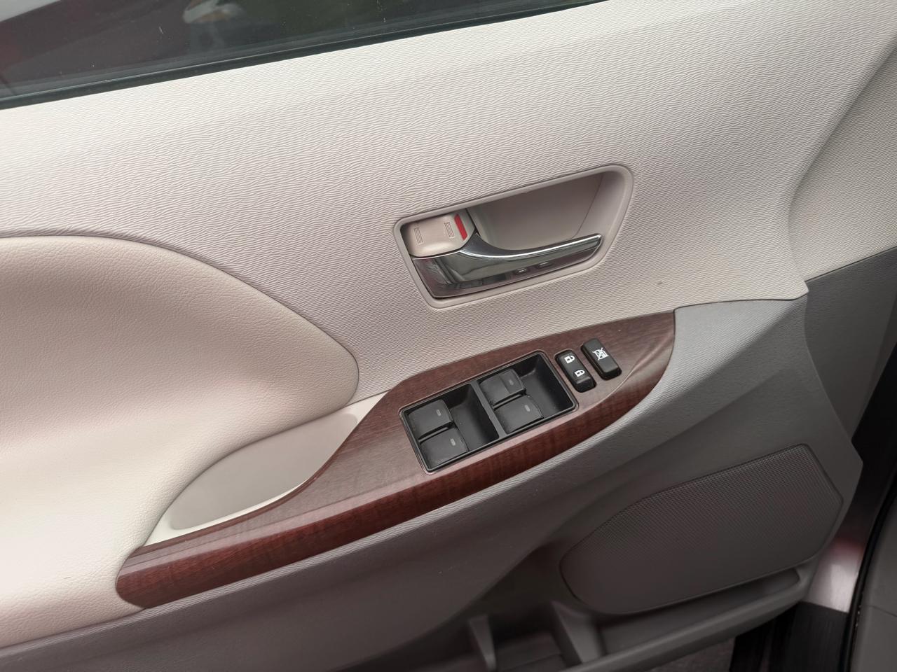 Toyota Sienna 5dr 7-Pass Van V6 XLE AAS FWD (Natl) 2013