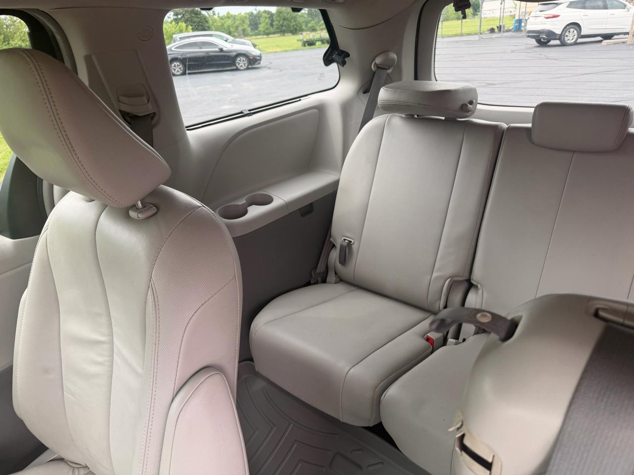 Toyota Sienna 5dr 7-Pass Van V6 XLE AAS FWD (Natl) 2013