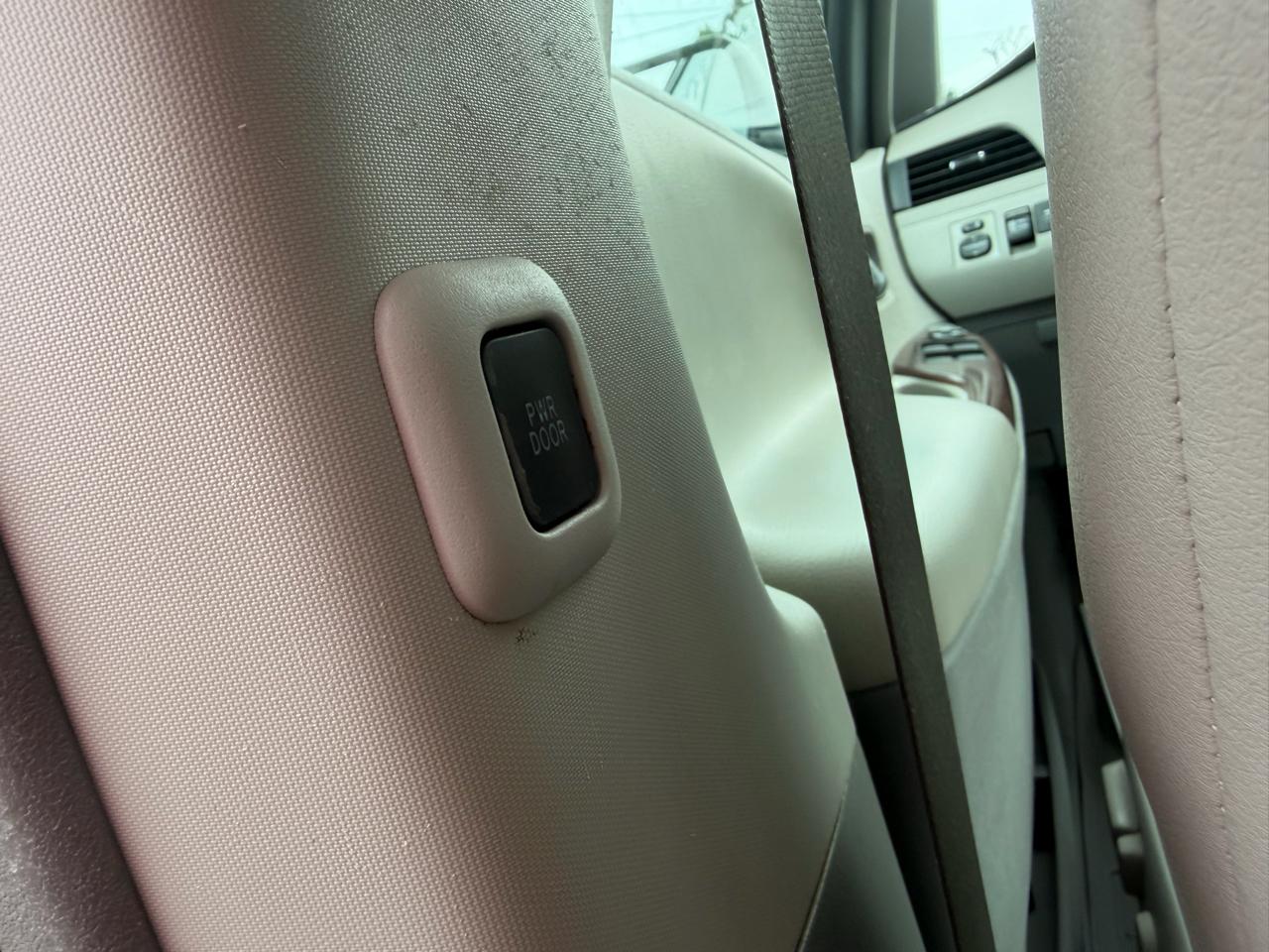 Toyota Sienna 5dr 7-Pass Van V6 XLE AAS FWD (Natl) 2013
