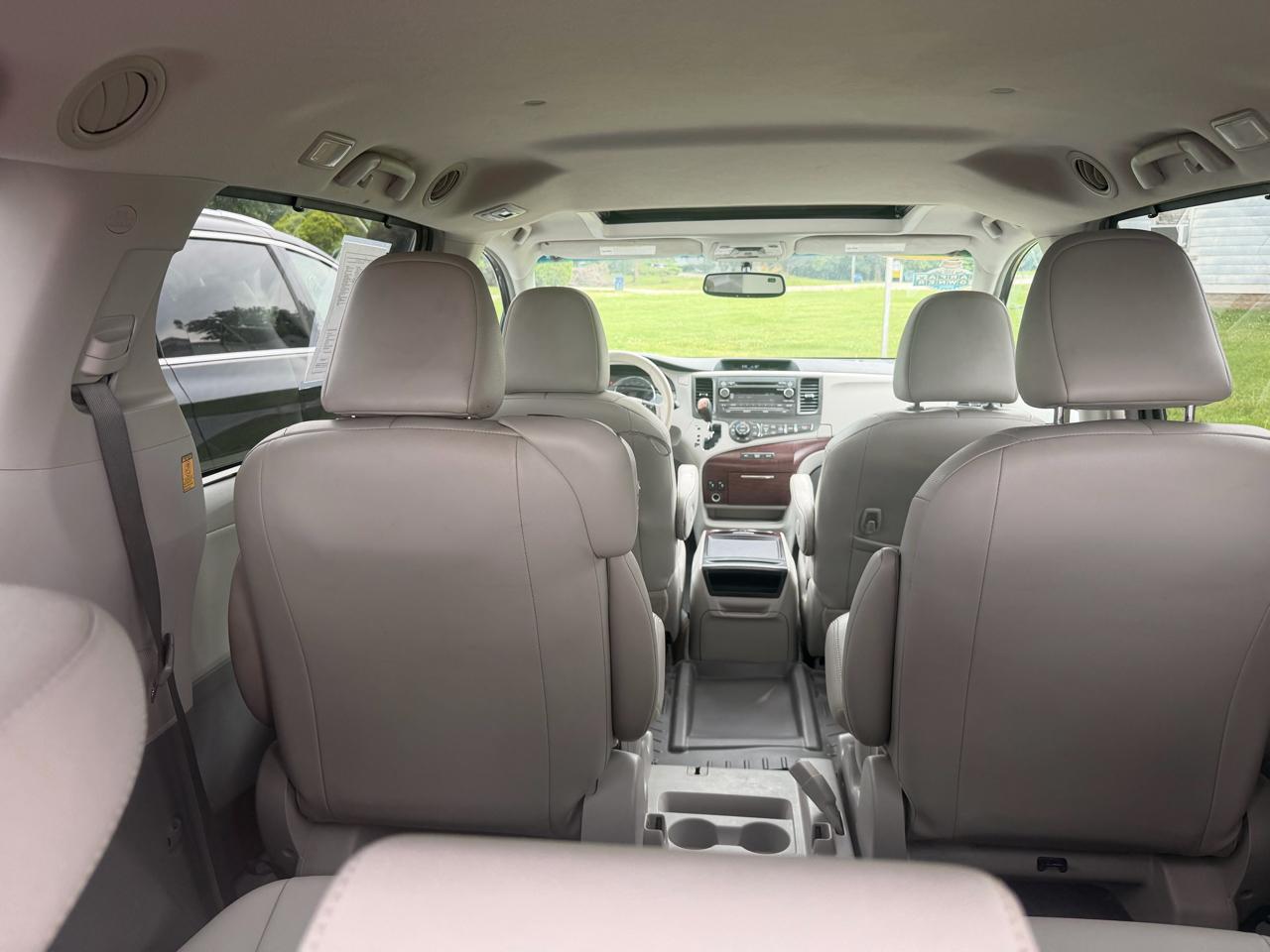 Toyota Sienna 5dr 7-Pass Van V6 XLE AAS FWD (Natl) 2013