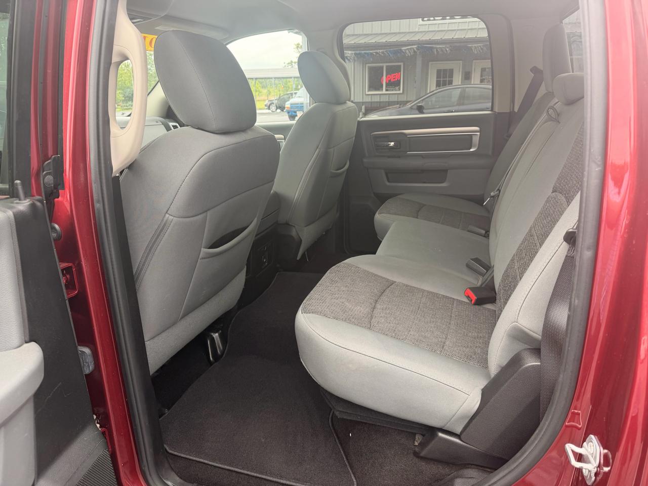 RAM 1500 4WD Crew Cab 140.5" Big Horn 2015