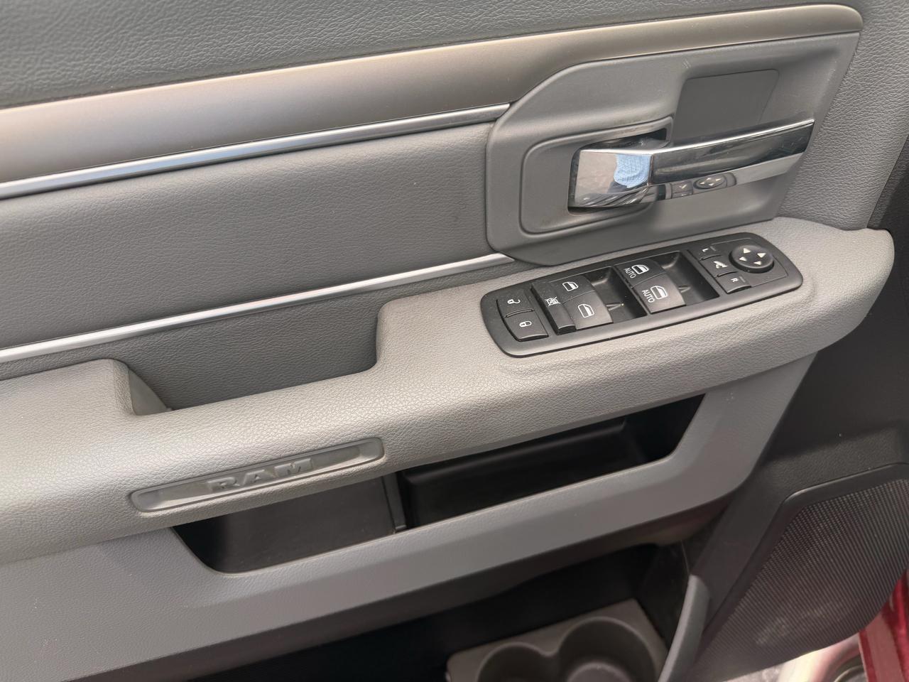 RAM 1500 4WD Crew Cab 140.5" Big Horn 2015