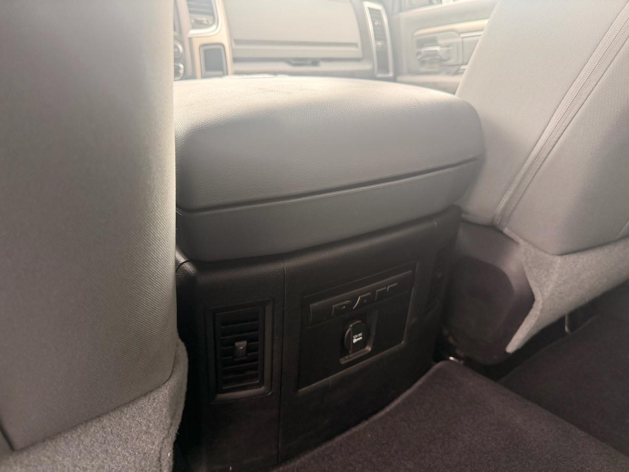 RAM 1500 4WD Crew Cab 140.5" Big Horn 2015