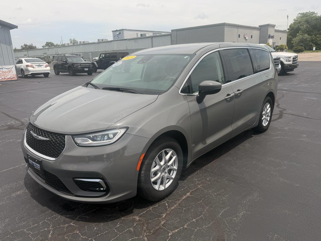 Chrysler Pacifica Touring L FWD 2023