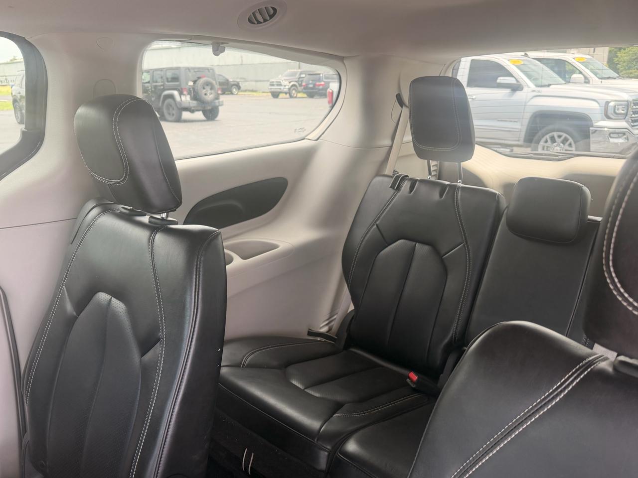 Chrysler Pacifica Touring L FWD 2023