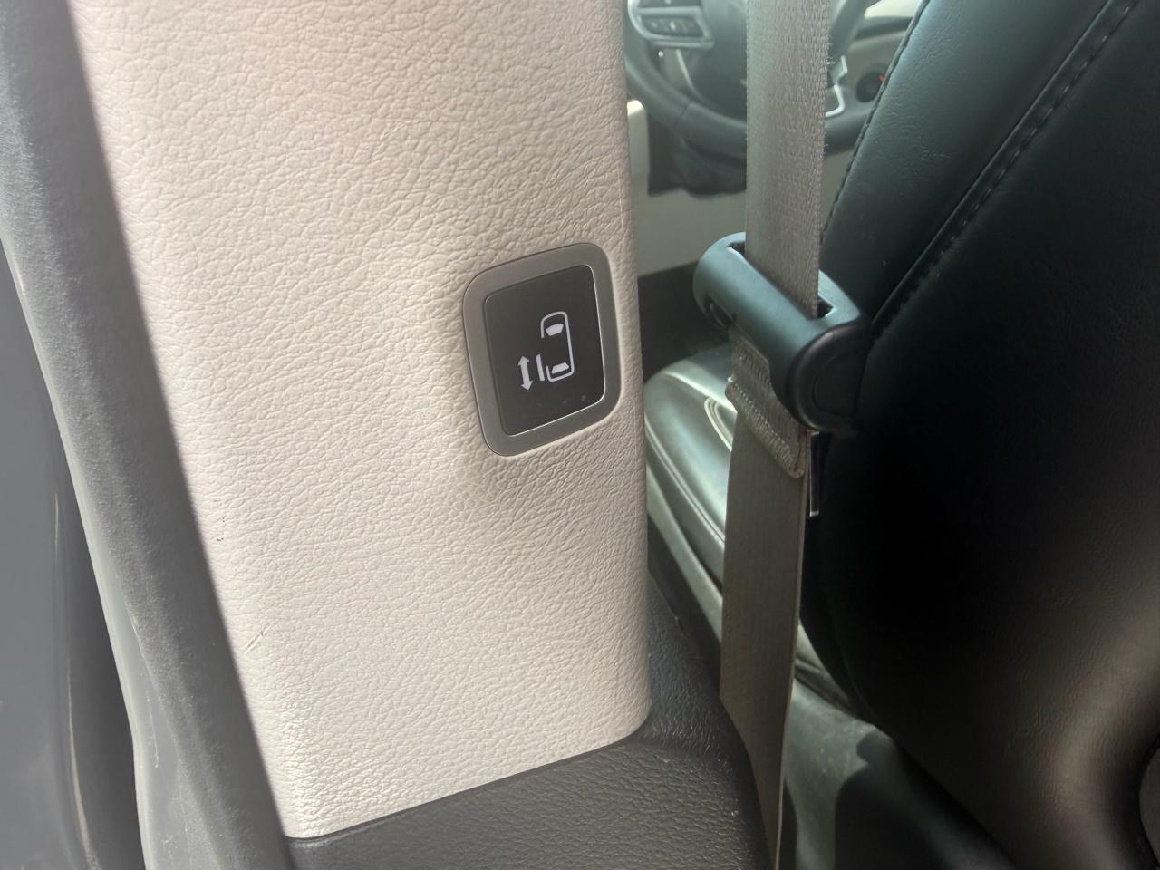 Chrysler Pacifica Touring L FWD 2023