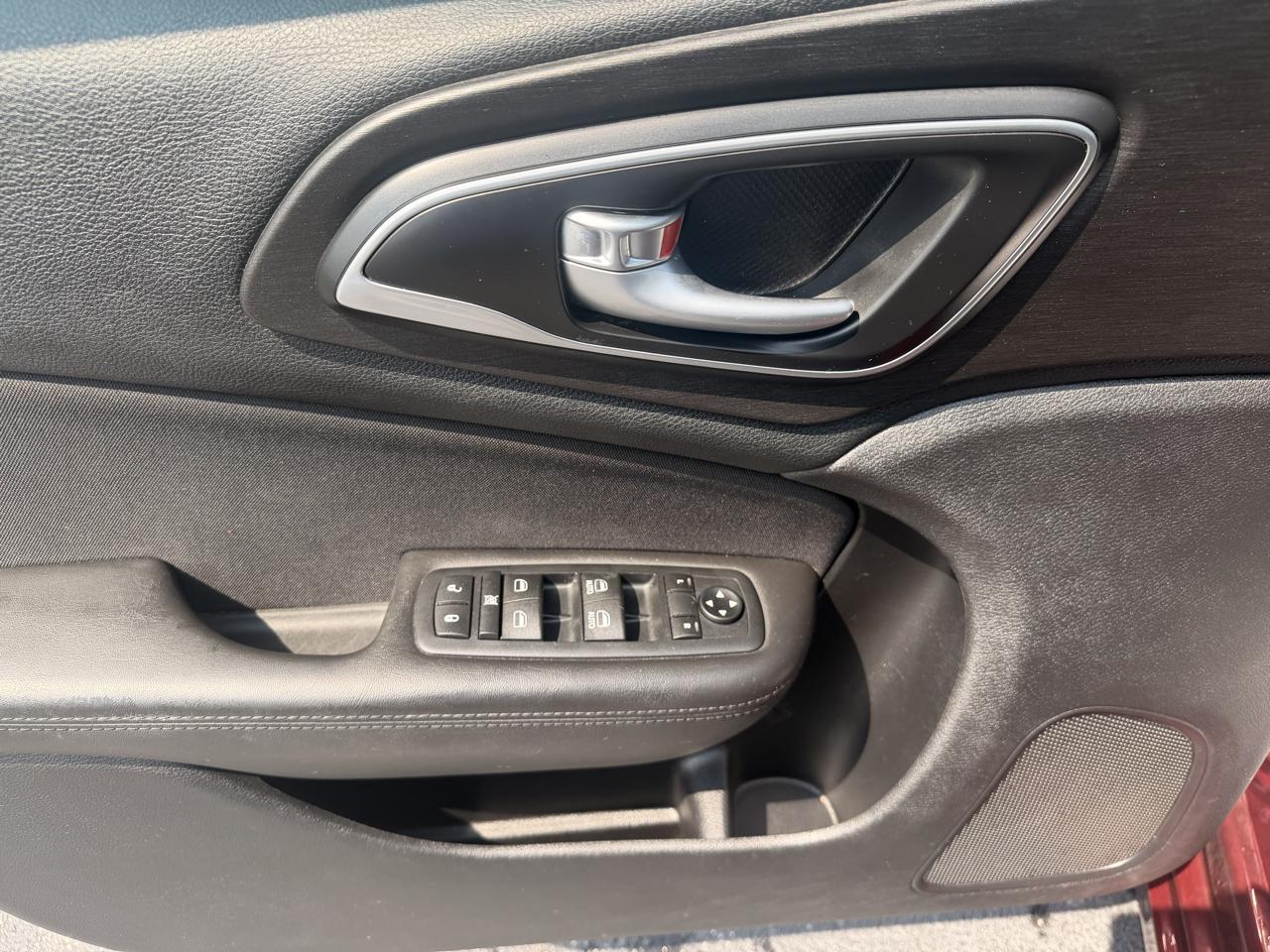 Chrysler 200 4dr Sdn Limited FWD 2016