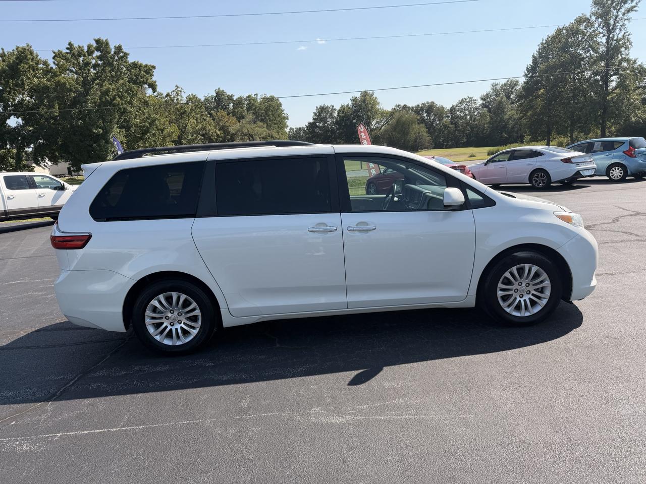 Toyota Sienna XLE Auto Access Seat FWD 7-Passenger (Natl) 2017