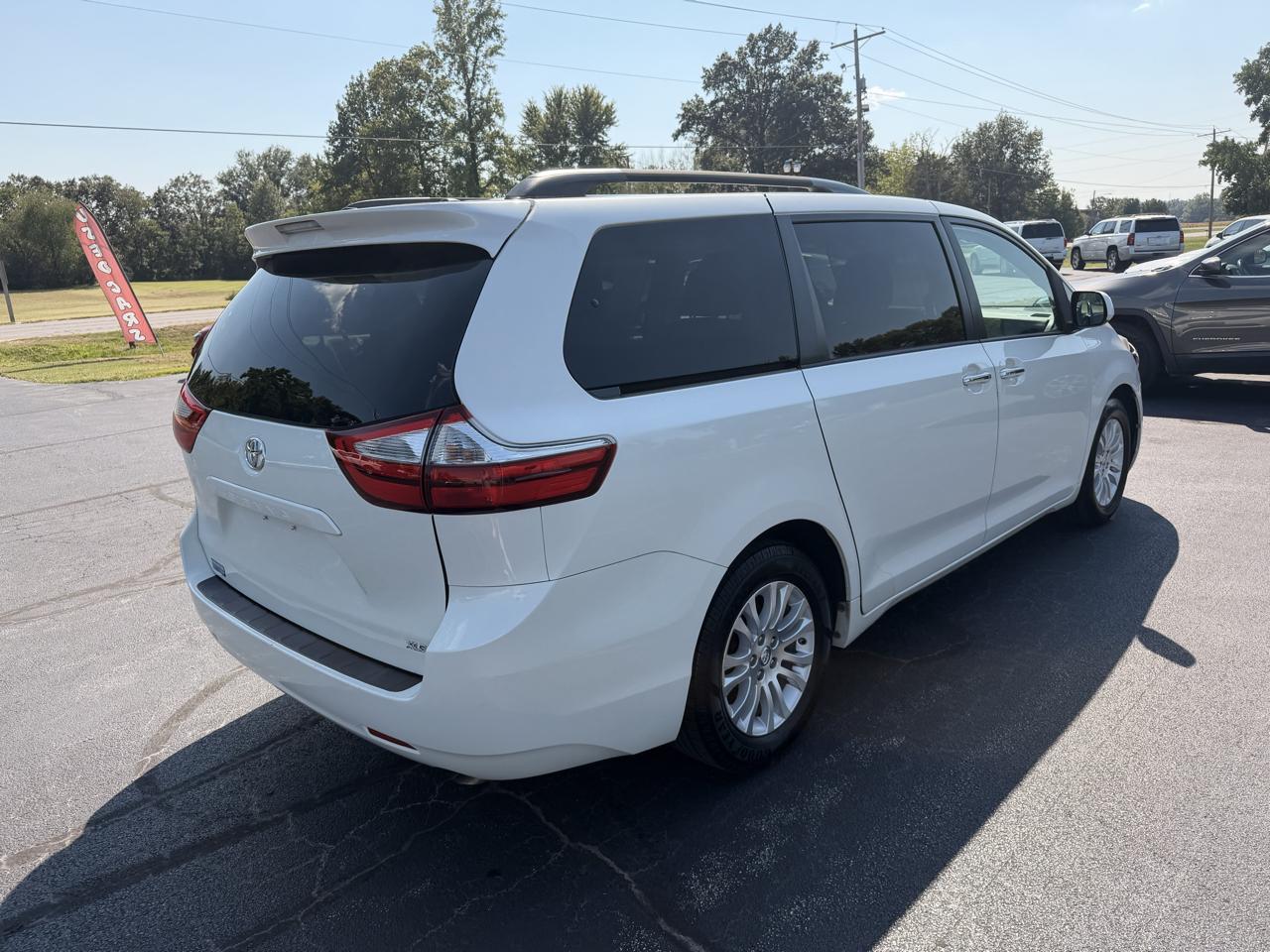 Toyota Sienna XLE Auto Access Seat FWD 7-Passenger (Natl) 2017
