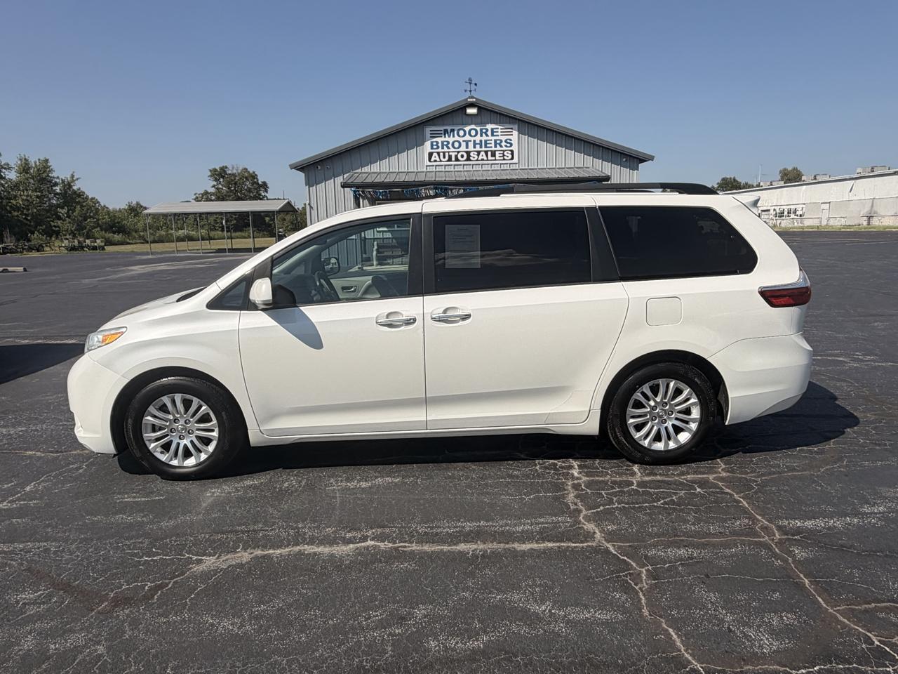 Toyota Sienna XLE Auto Access Seat FWD 7-Passenger (Natl) 2017