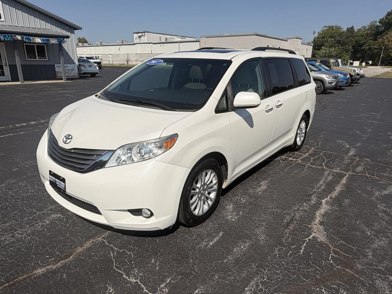 Toyota Sienna XLE Auto Access Seat FWD 7-Passenger (Natl) 2017