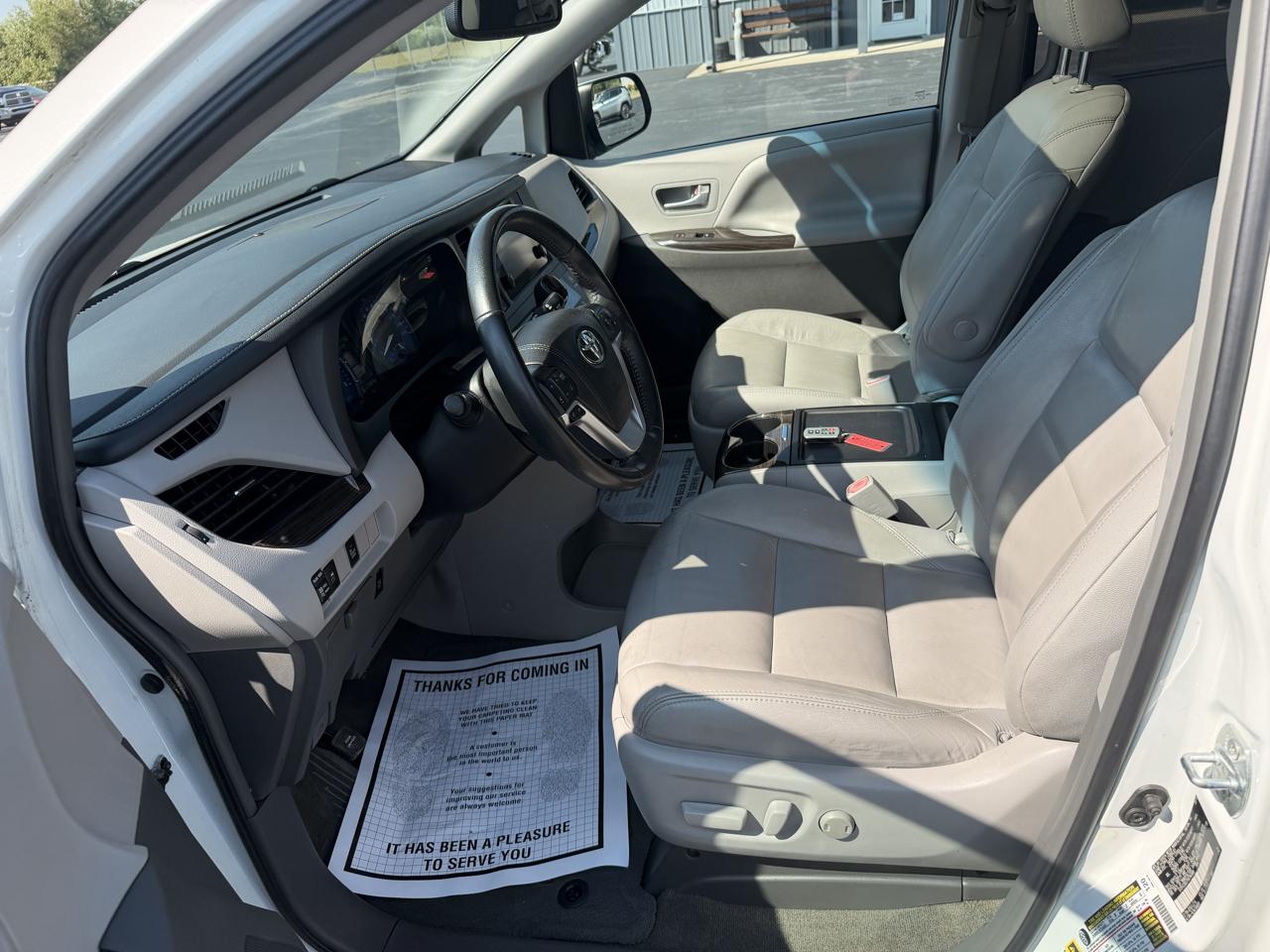 Toyota Sienna XLE Auto Access Seat FWD 7-Passenger (Natl) 2017