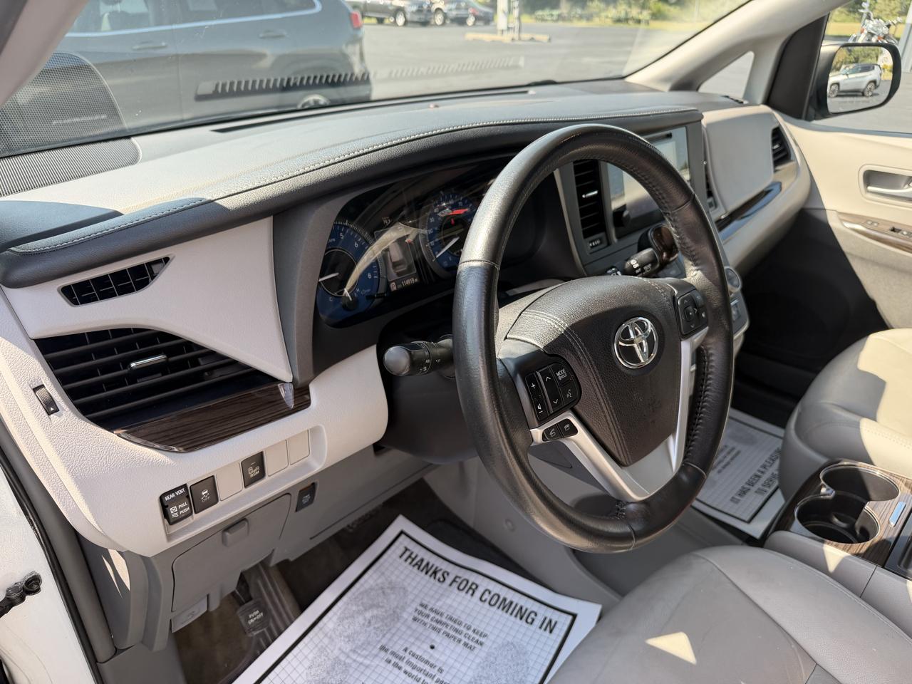Toyota Sienna XLE Auto Access Seat FWD 7-Passenger (Natl) 2017