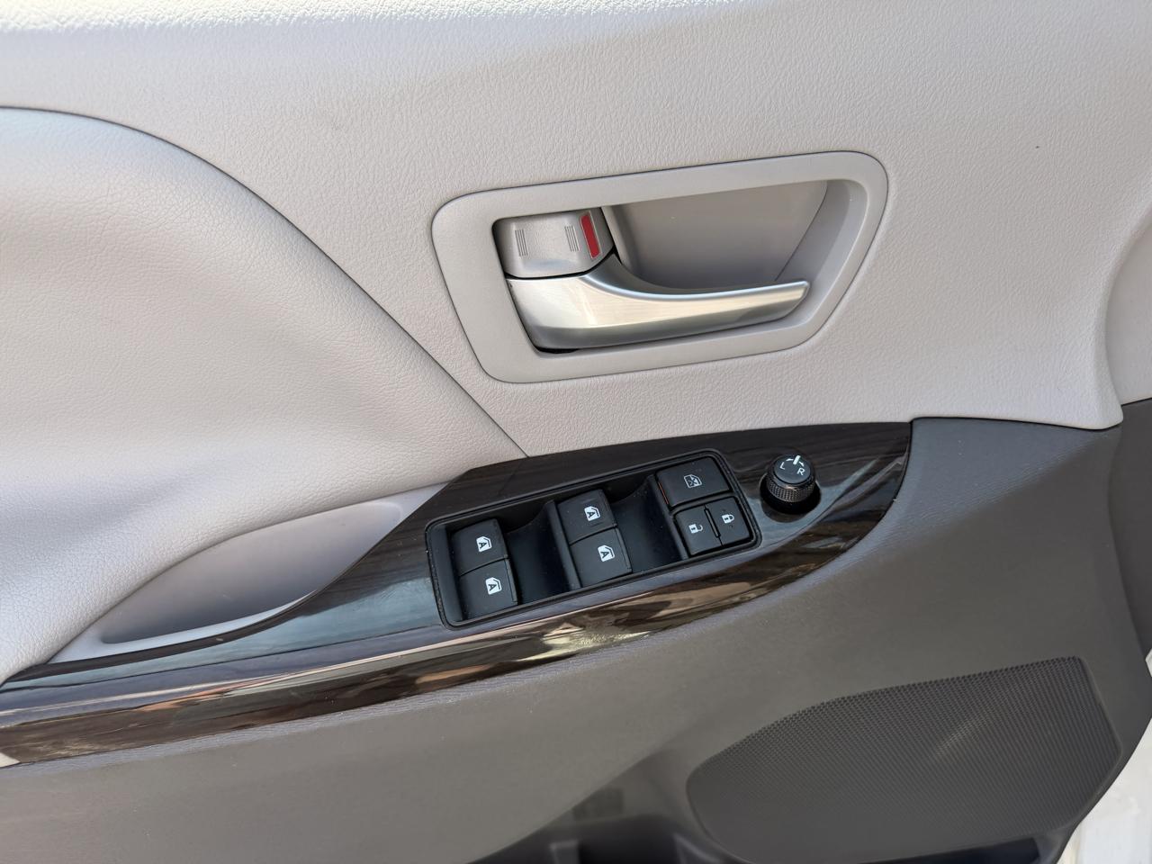 Toyota Sienna XLE Auto Access Seat FWD 7-Passenger (Natl) 2017