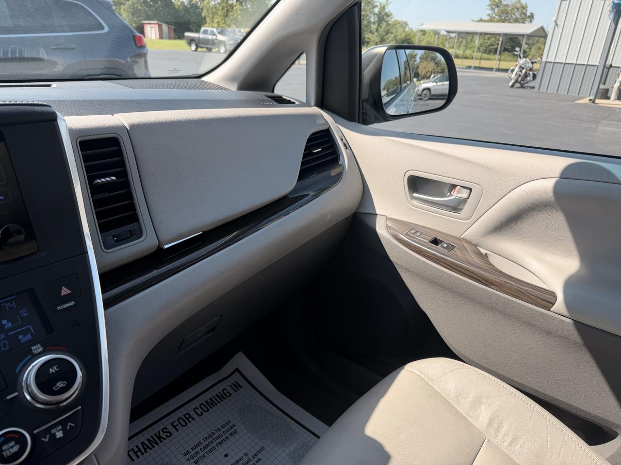 Toyota Sienna XLE Auto Access Seat FWD 7-Passenger (Natl) 2017