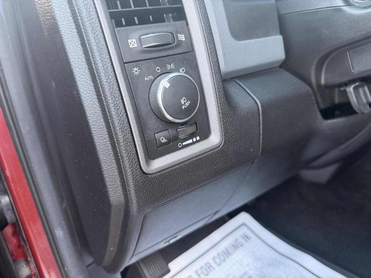 RAM 1500 4WD Crew Cab 140.5" Express 2014
