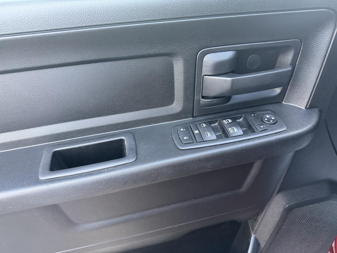 RAM 1500 4WD Crew Cab 140.5" Express 2014
