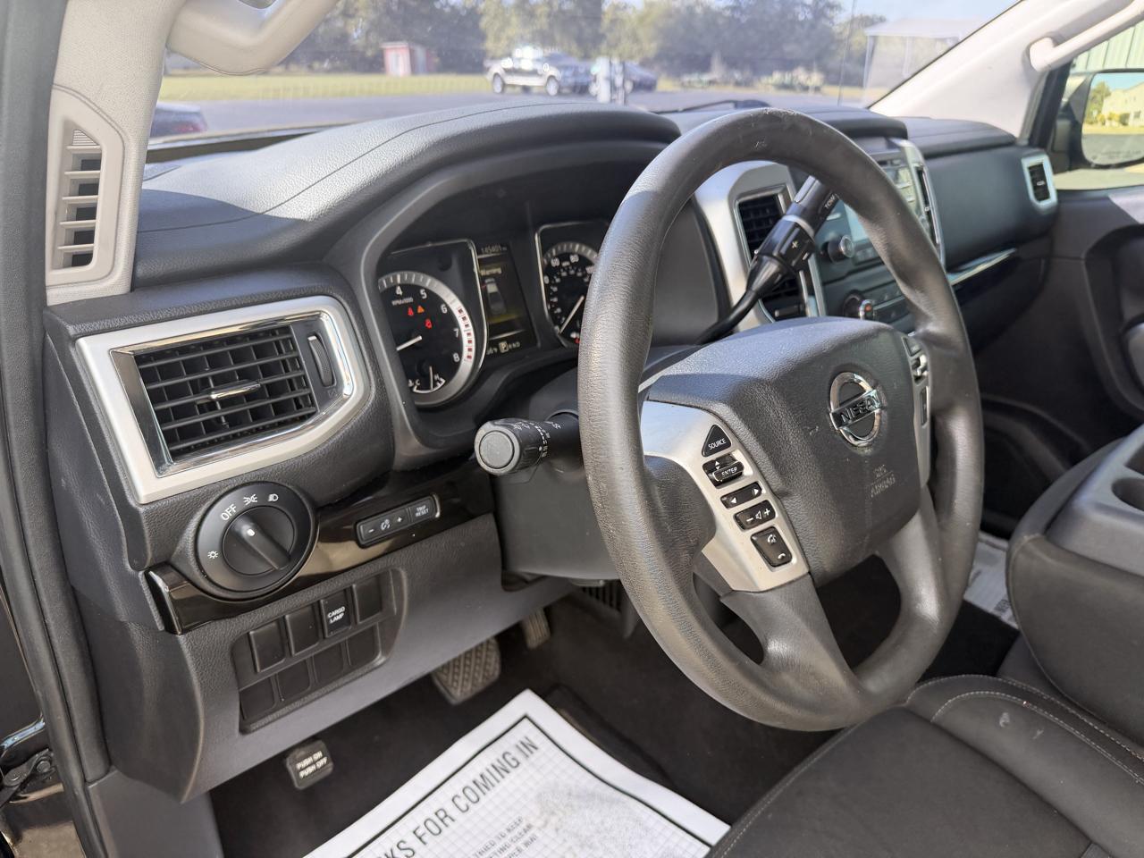 Nissan Titan 4x2 Crew Cab SV 2017