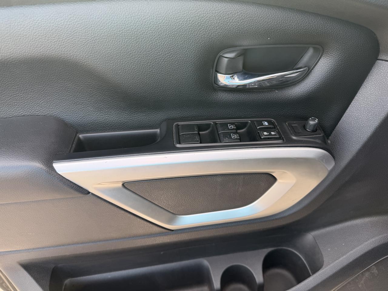 Nissan Titan 4x2 Crew Cab SV 2017