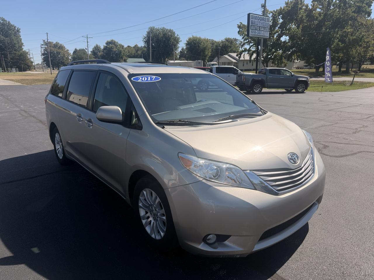 2017 Toyota Sienna XLE Auto Access Seat FWD 7-Passenger (Natl)