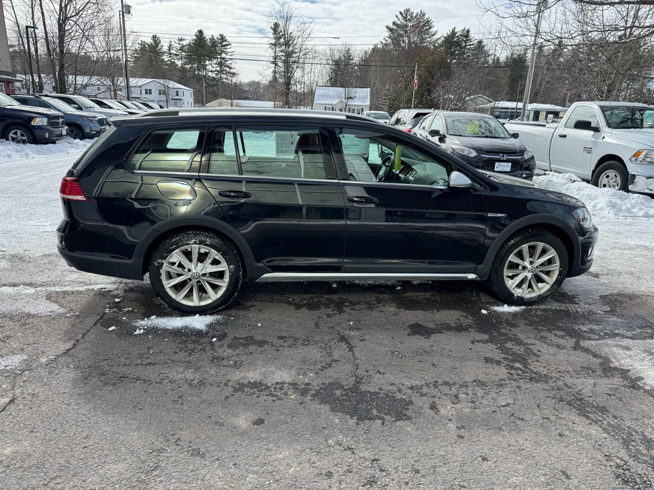 Volkswagen Golf Alltrack S 4D Wagon at 2019