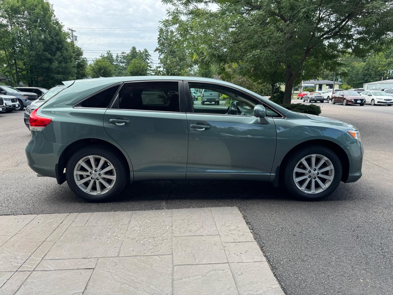 Toyota Venza 4D SUV AWD 4cyl 2011