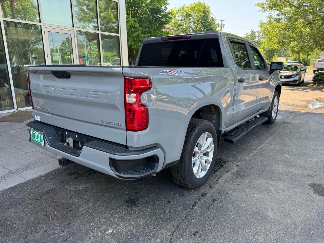Chevrolet Silverado 1500 Custom Crew Cab 4WD SWB 2024