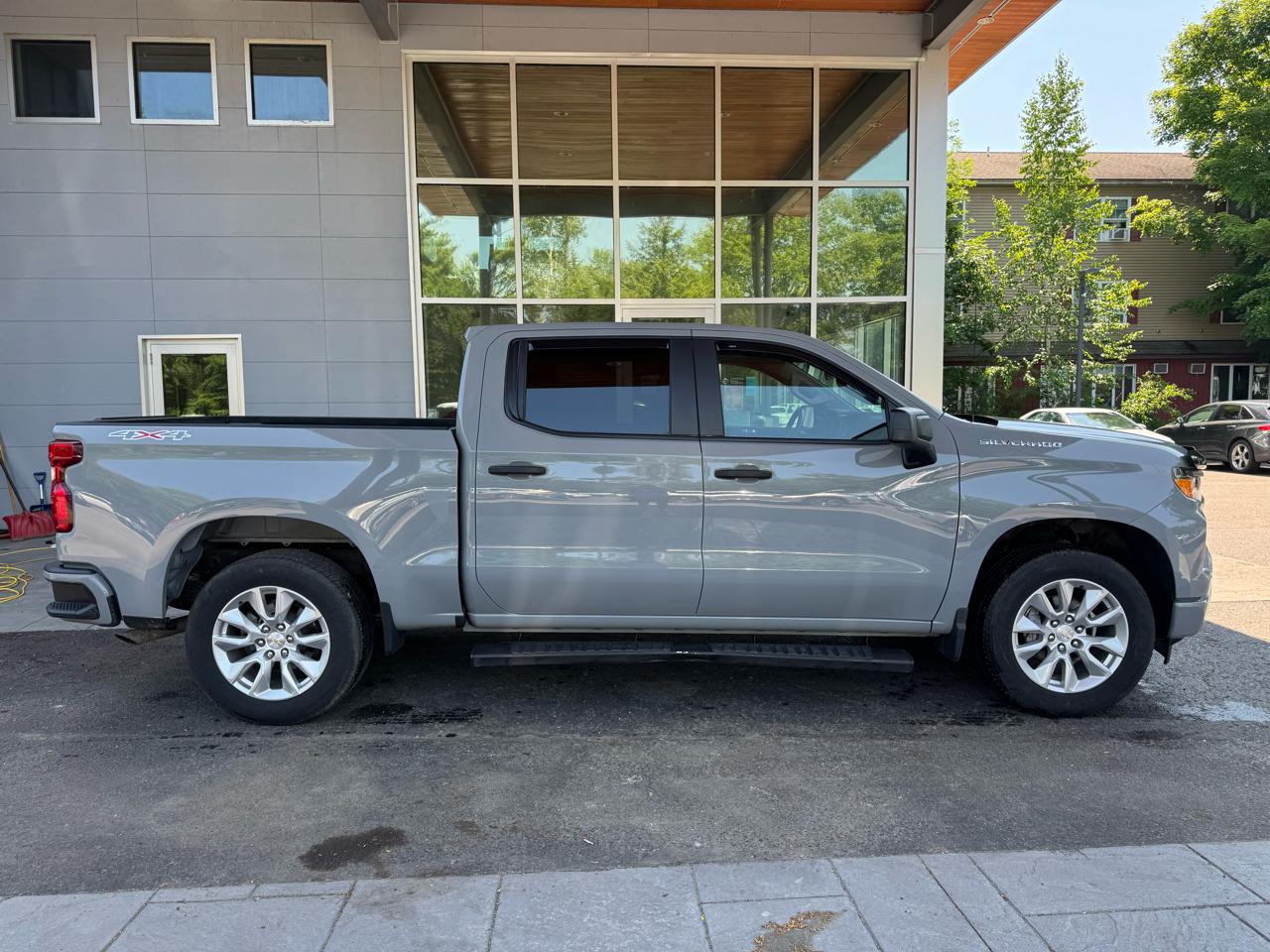 Chevrolet Silverado 1500 Custom Crew Cab 4WD SWB 2024