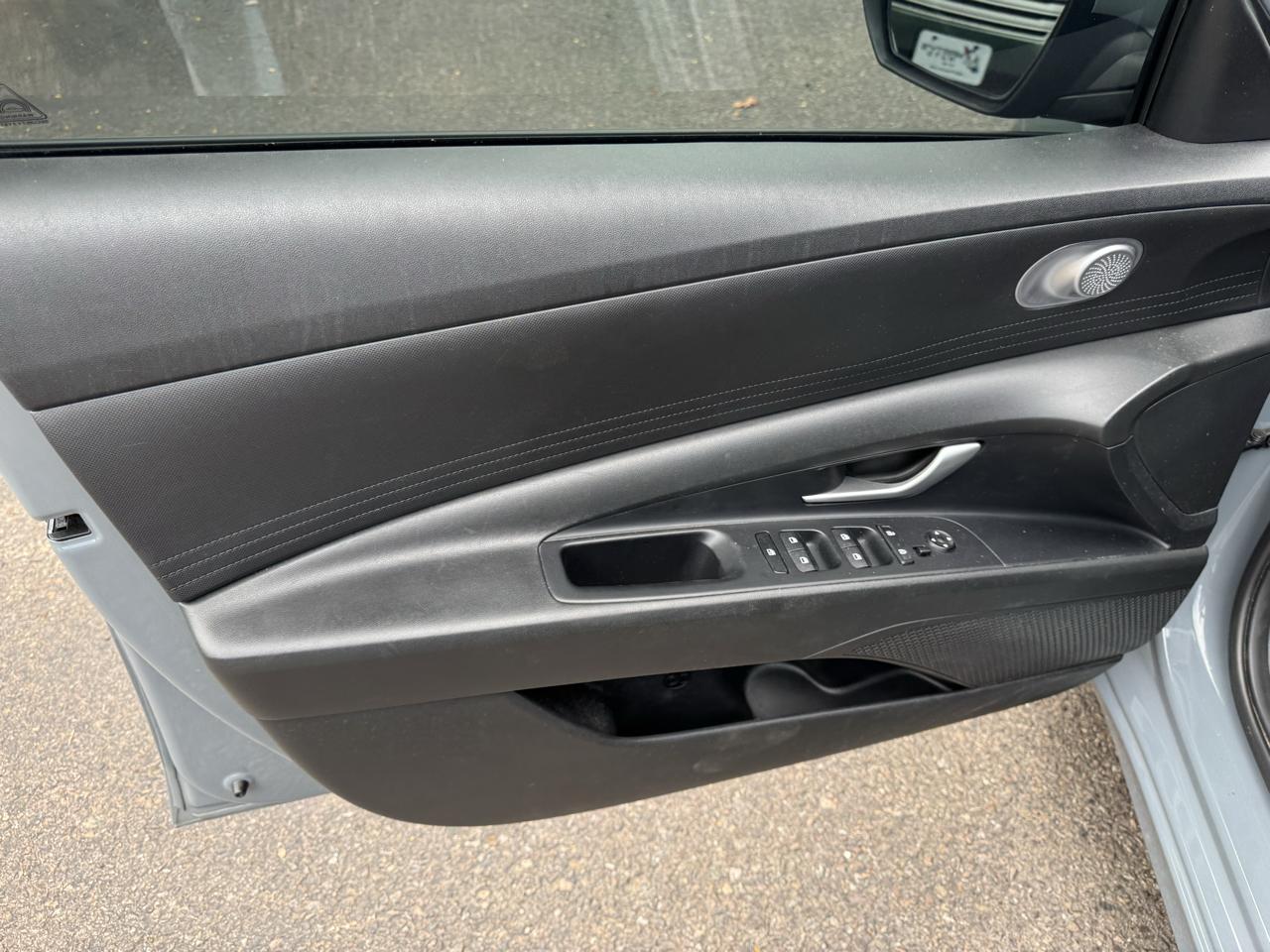 Hyundai Elantra SEL 4D Sedan at 2023