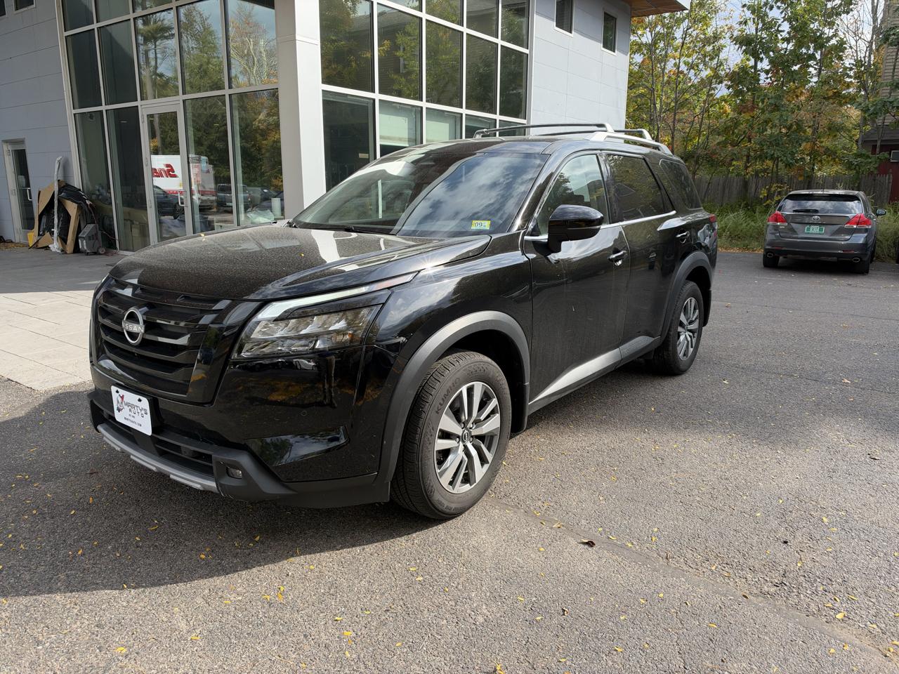 2025 Nissan Pathfinder SL 4D SUV 4WD