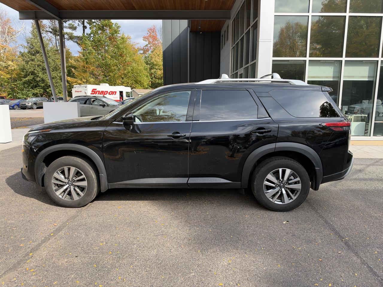 Nissan Pathfinder photo 2