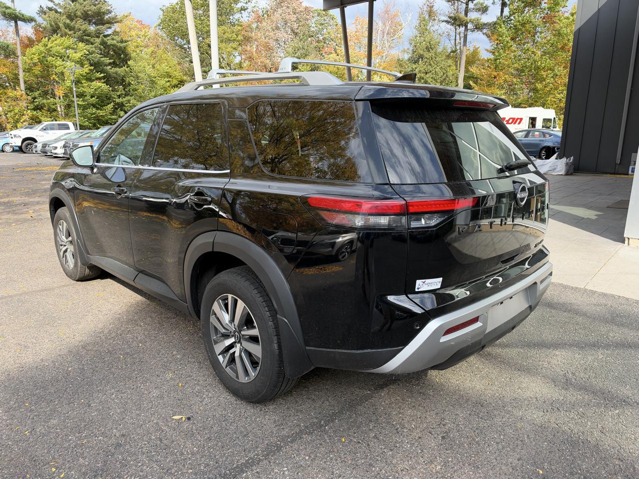 Nissan Pathfinder photo 3