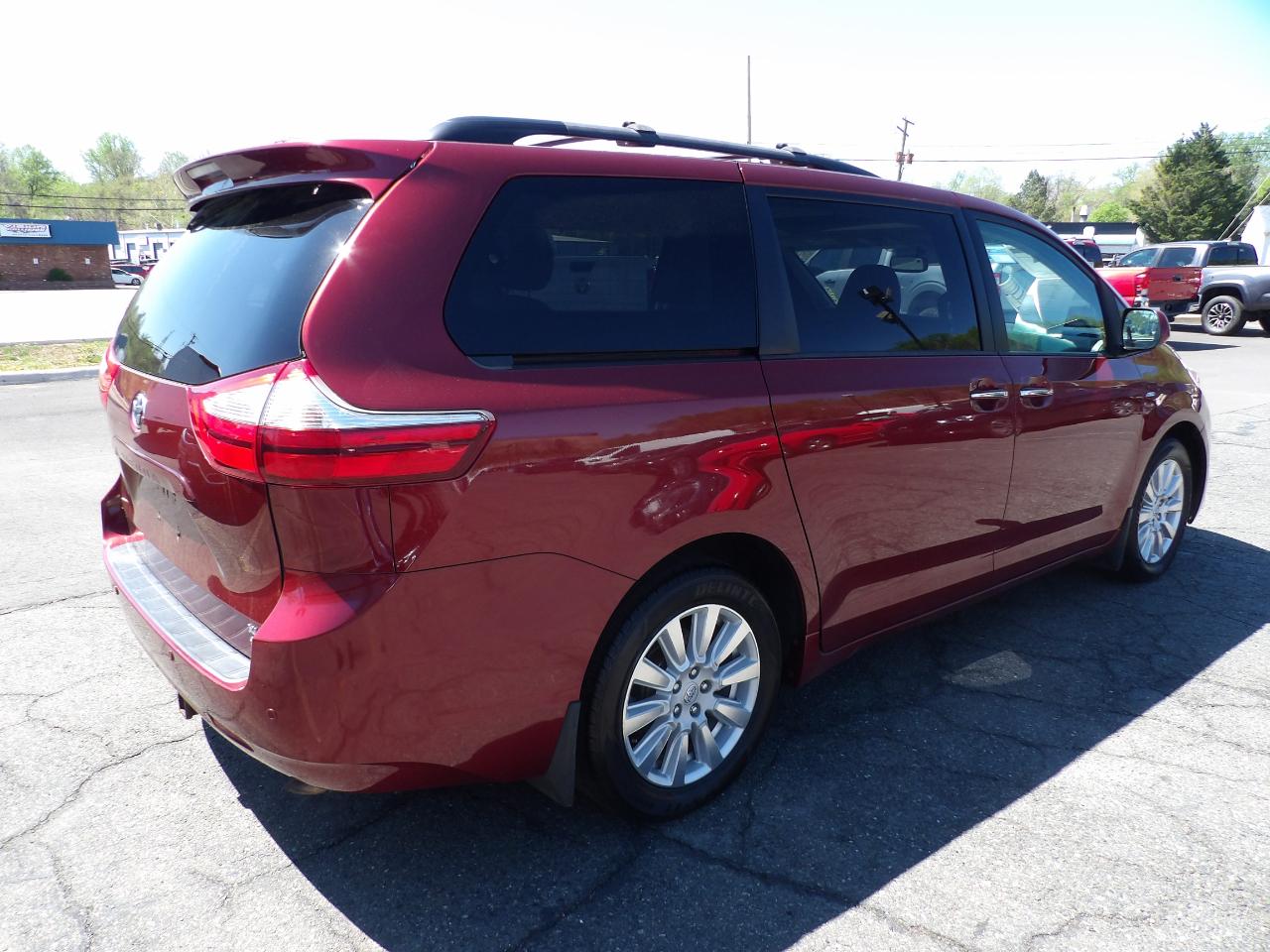 Toyota Sienna XLE 7-Passenger AWD 2017