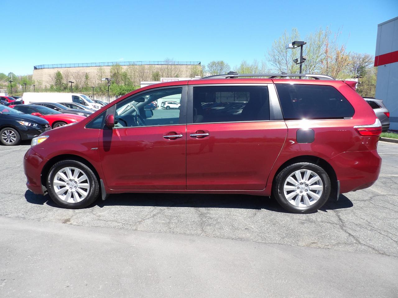 Toyota Sienna XLE 7-Passenger AWD 2017