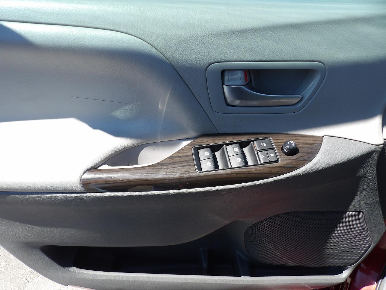 Toyota Sienna XLE 7-Passenger AWD 2017