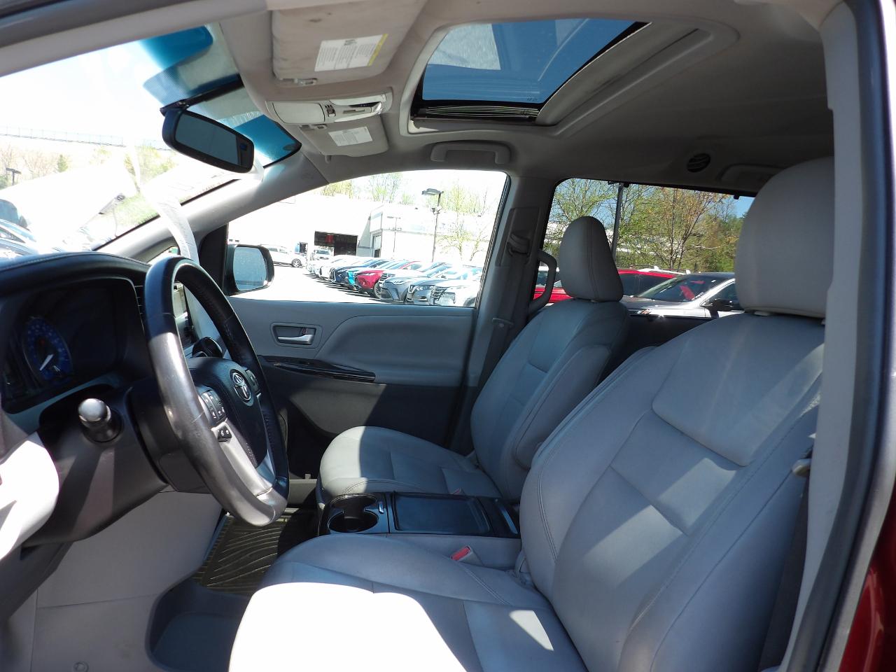 Toyota Sienna XLE 7-Passenger AWD 2017