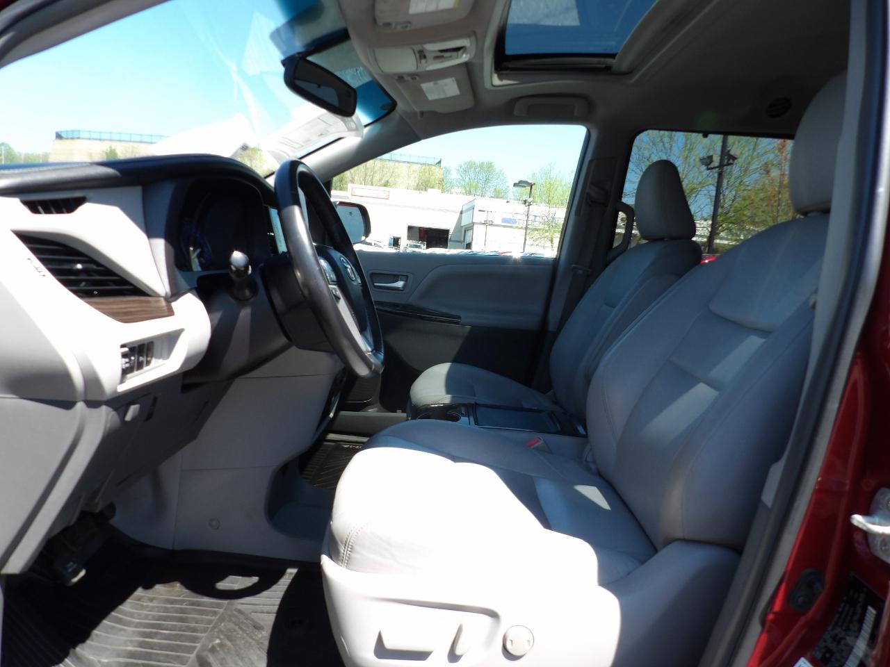 Toyota Sienna XLE 7-Passenger AWD 2017