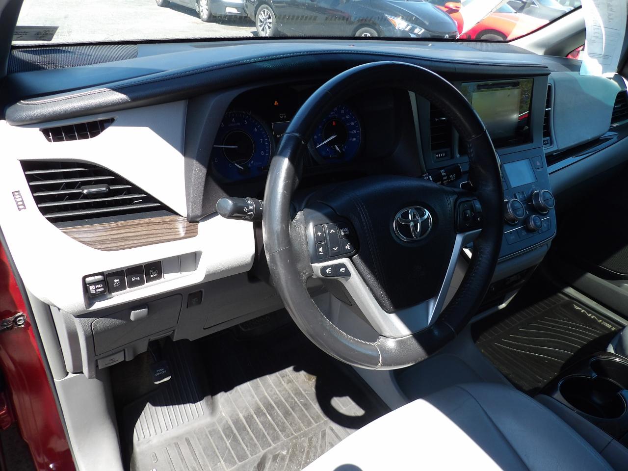 Toyota Sienna XLE 7-Passenger AWD 2017