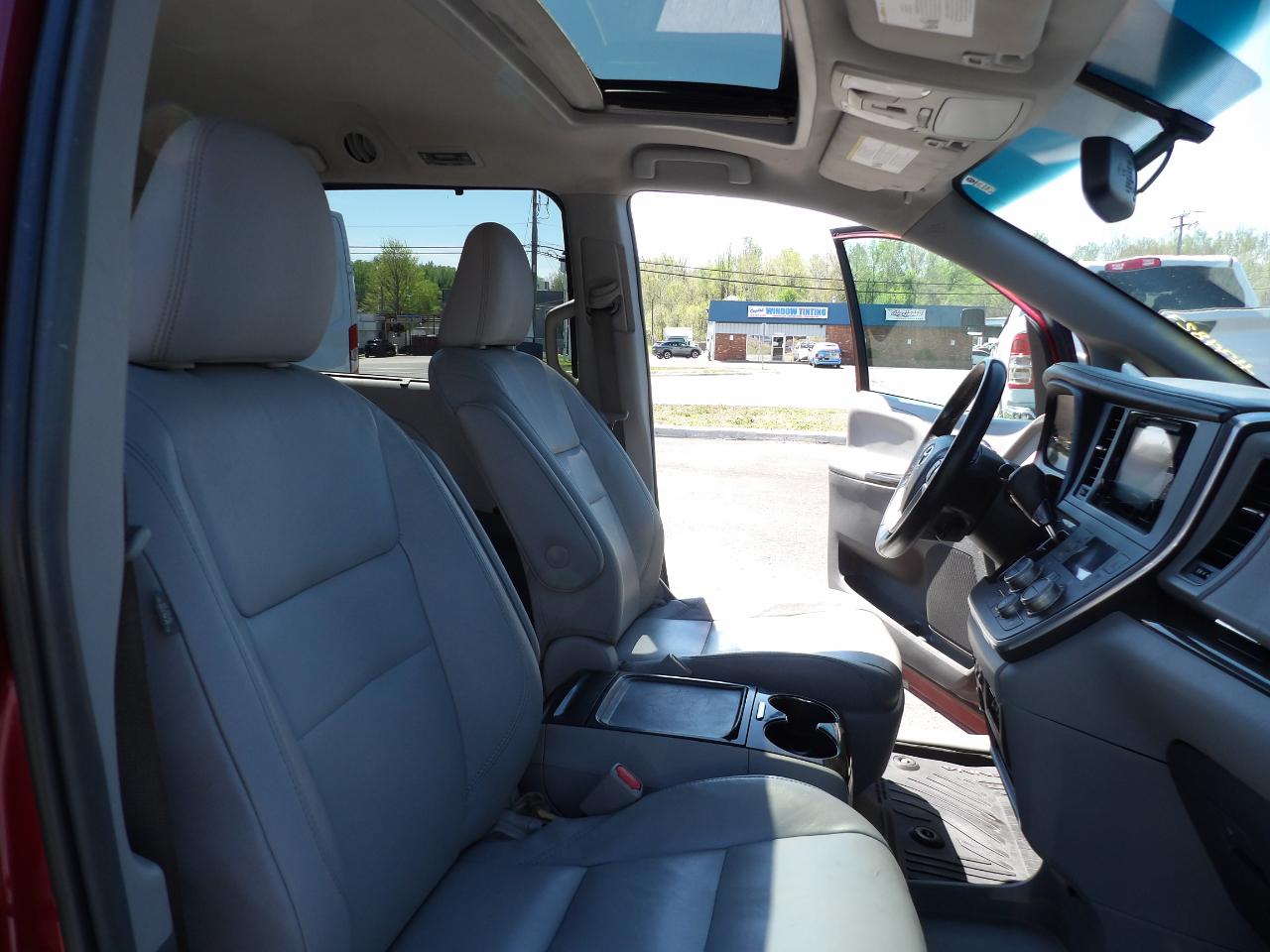 Toyota Sienna XLE 7-Passenger AWD 2017