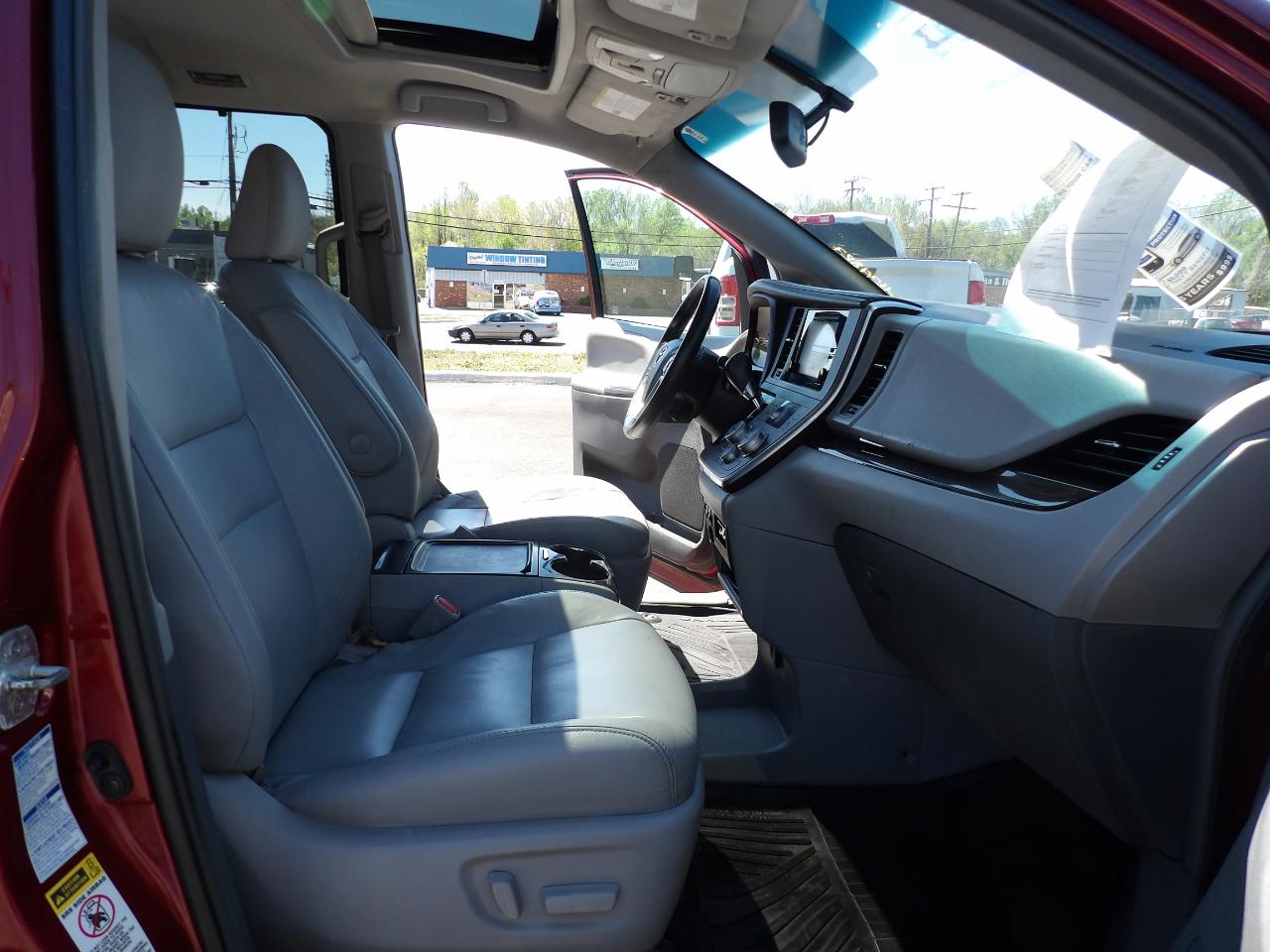 Toyota Sienna XLE 7-Passenger AWD 2017